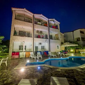 https://apartmani-danny.in-istria.net